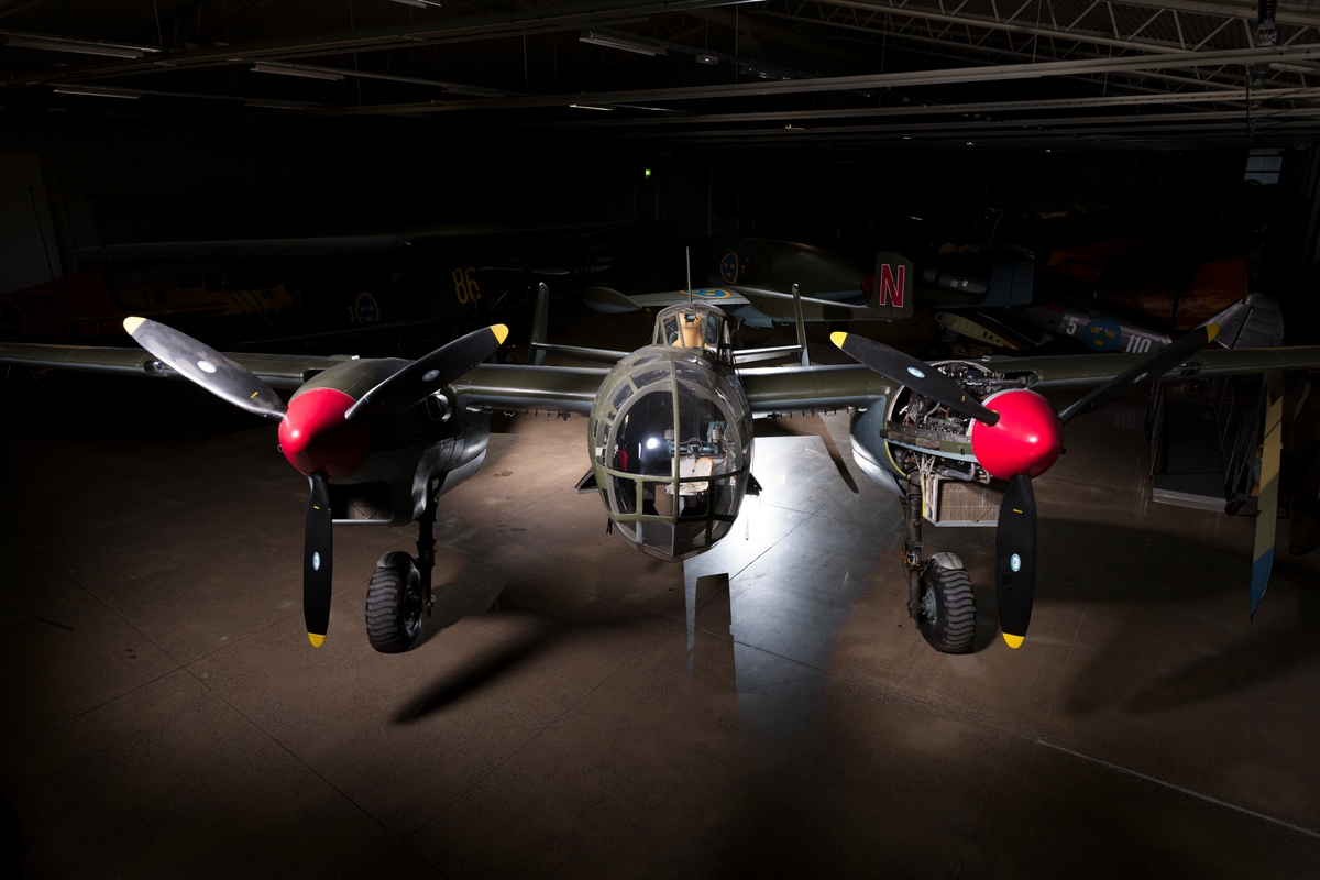 Bombflygplan, B 18B
Saab 18B

Märkning: På på bakkroppen kronmärke och flottiljnummer 14. På fenan ett rött D för Röd David.