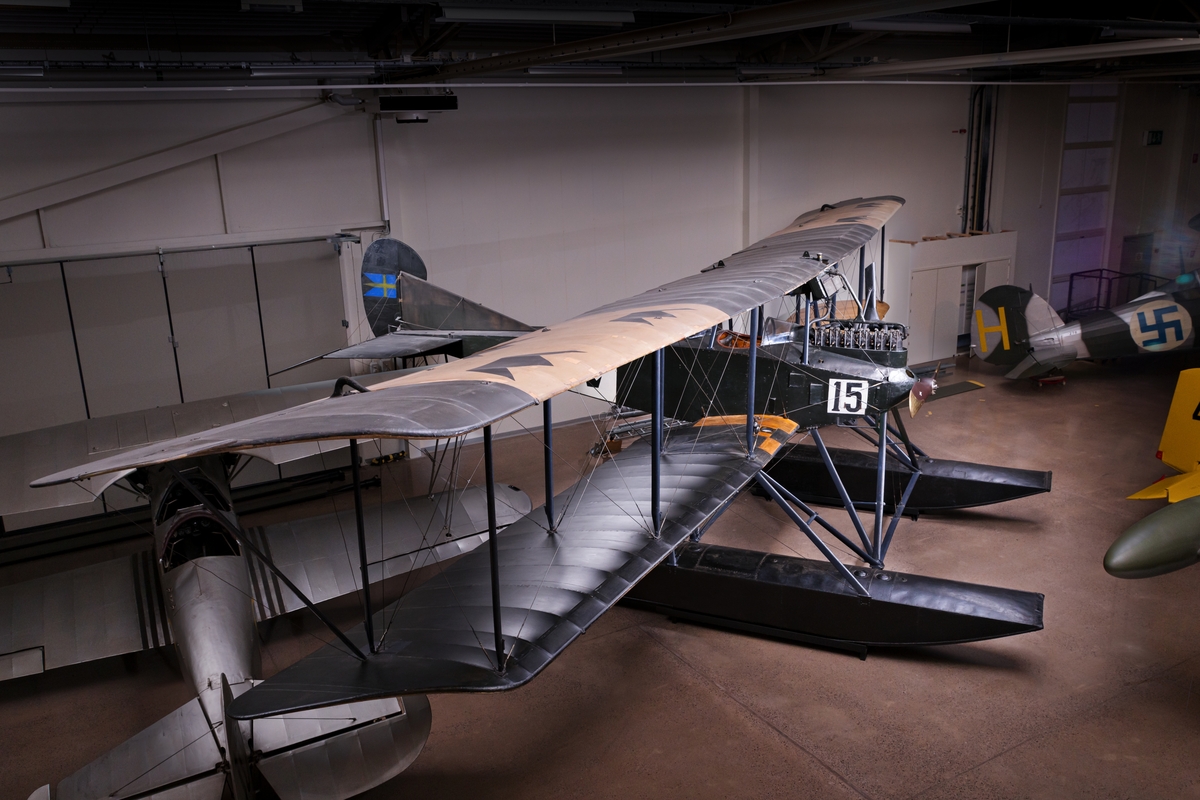 Flygplan, Thulin Typ G.

Tvåsitsigt sjöflygplan försett med sexcylindrig Benzmotor.
Märkning: Siffran 15 på framkroppen, kronmärke på bakkroppen.
Registrerad i marinflyget som nr 15.