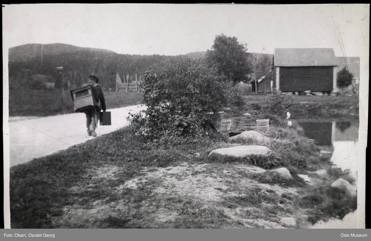 vei, mann, italiensk lirekassespiller, gård, stabbur, dam