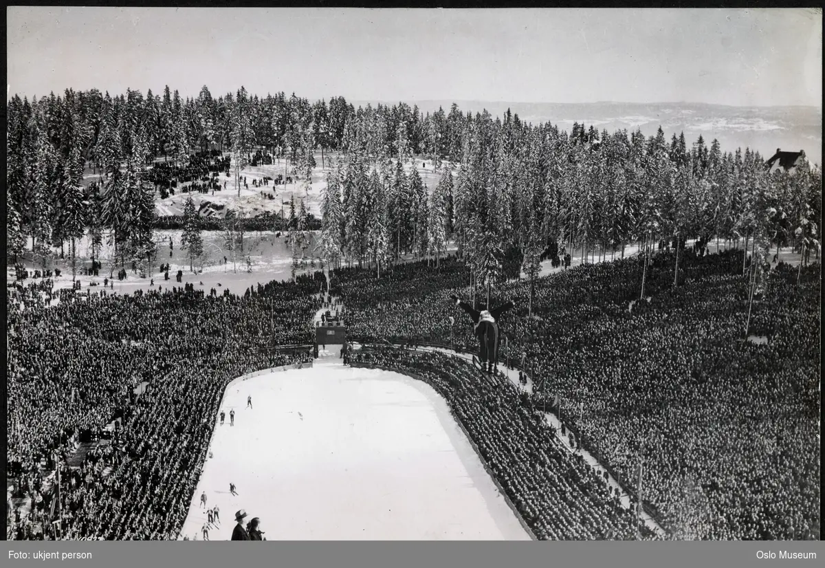 Holmenkollbakken, hopprenn, skihopper, publikum, skog, snø