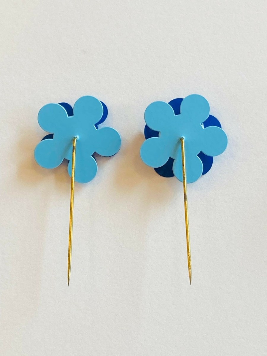 Samlingen består av både enkelte maiblomster og maiblomstkranser (seks små blomster i en ring med nål bak). 
