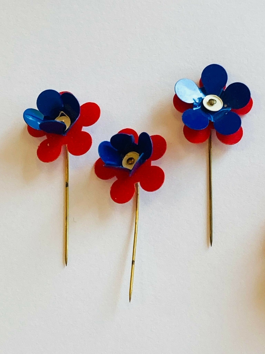 Samlingen består av både enkelte maiblomster og maiblomstkranser (seks små blomster i en ring med nål bak). 

