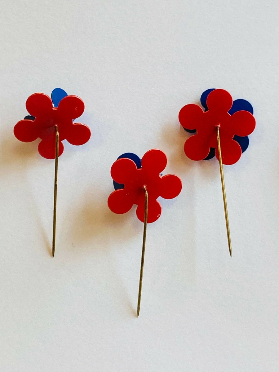 Samlingen består av både enkelte maiblomster og maiblomstkranser (seks små blomster i en ring med nål bak). 
