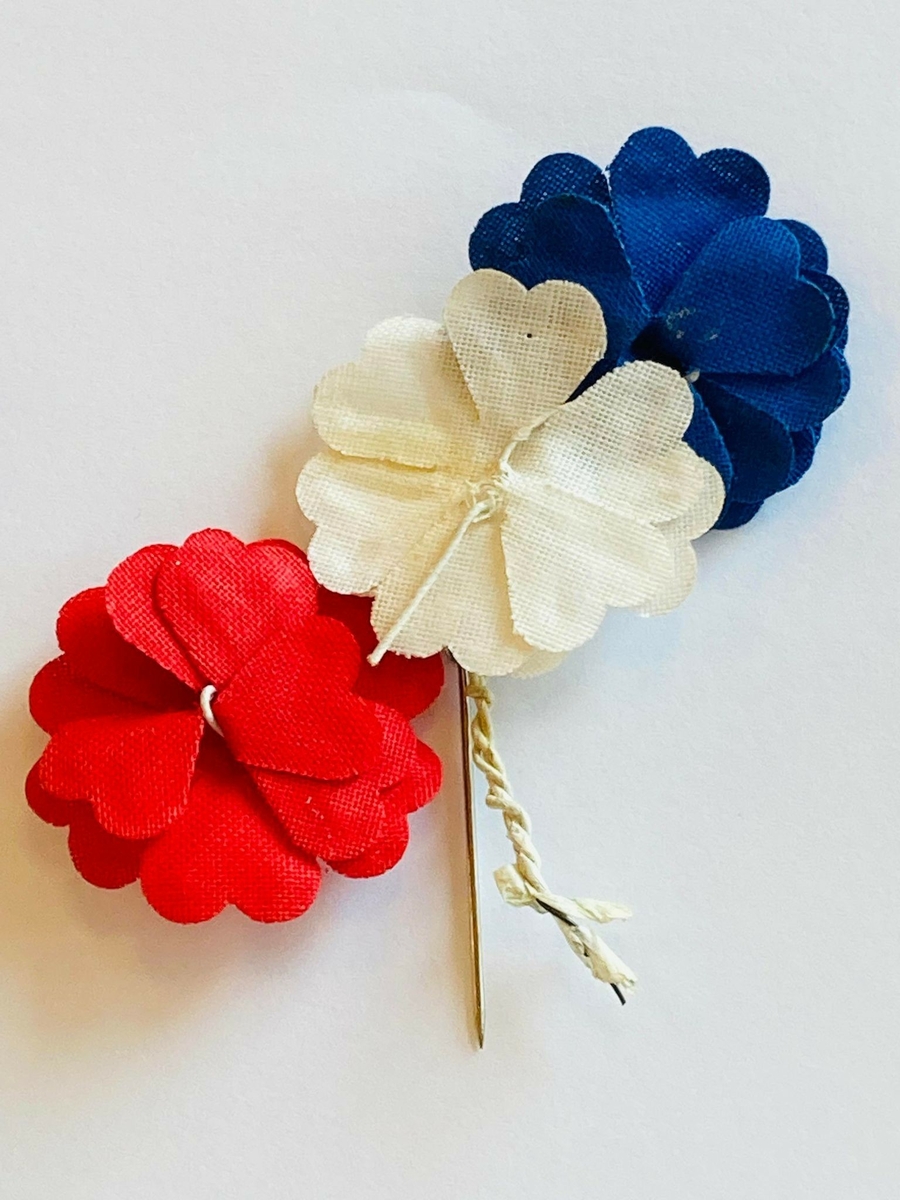 Samlingen består av både enkelte maiblomster og maiblomstkranser (seks små blomster i en ring med nål bak). 
