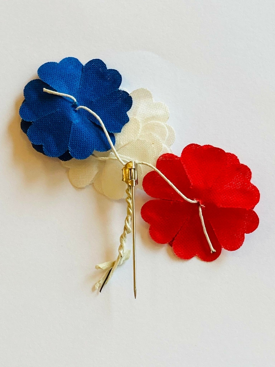 Samlingen består av både enkelte maiblomster og maiblomstkranser (seks små blomster i en ring med nål bak). 
