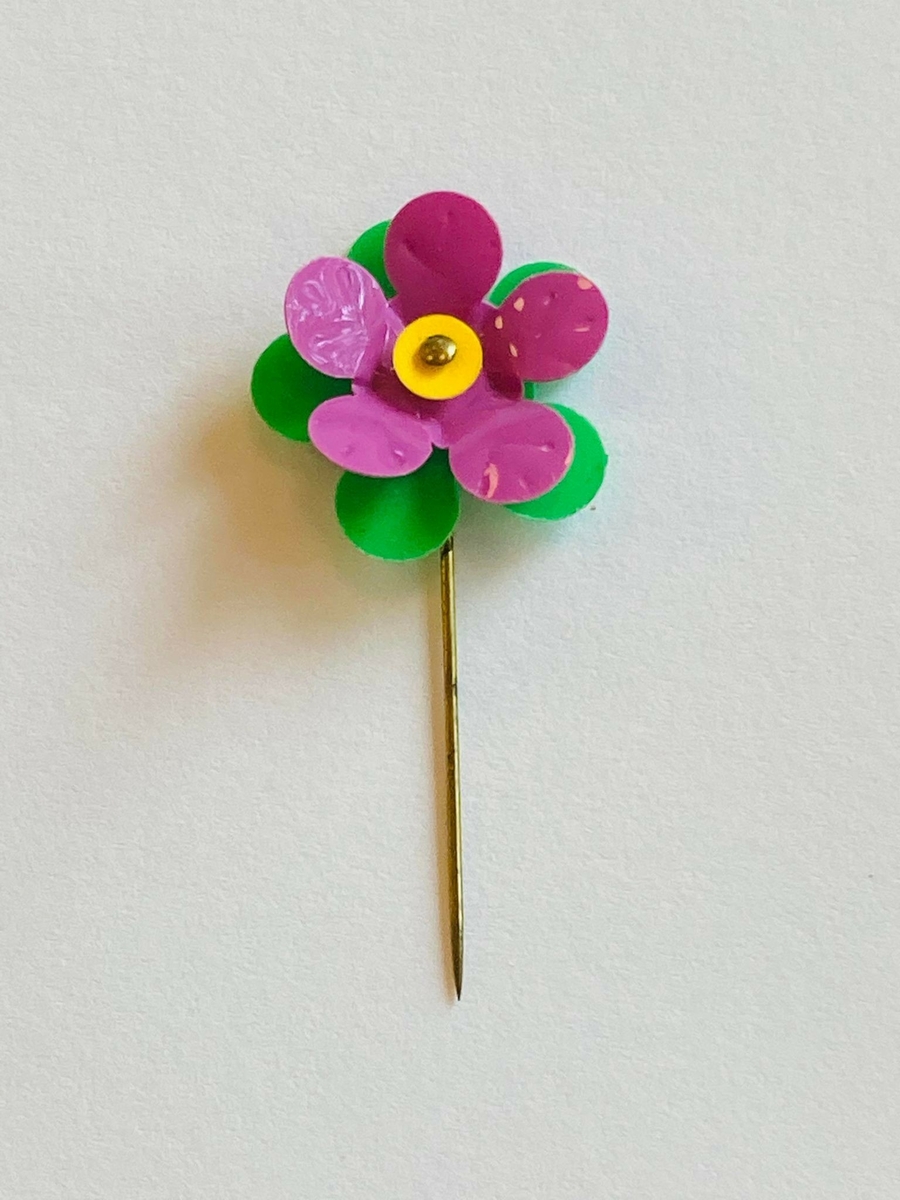 Samlingen består av både enkelte maiblomster og maiblomstkranser (seks små blomster i en ring med nål bak). 
