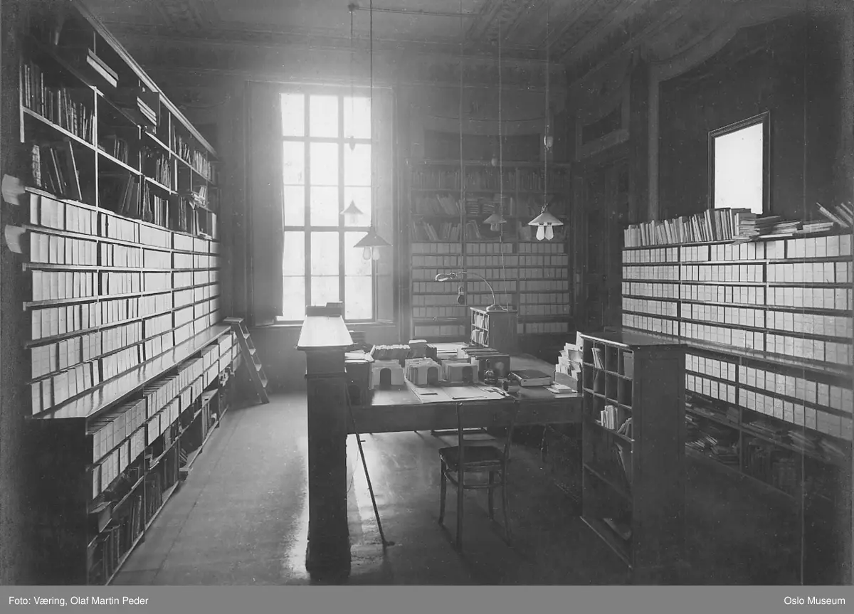 Universitetet, interiør, Universitetsbiblioteket, katalogrommet, skrivebord, skap, bokhyller, lamper