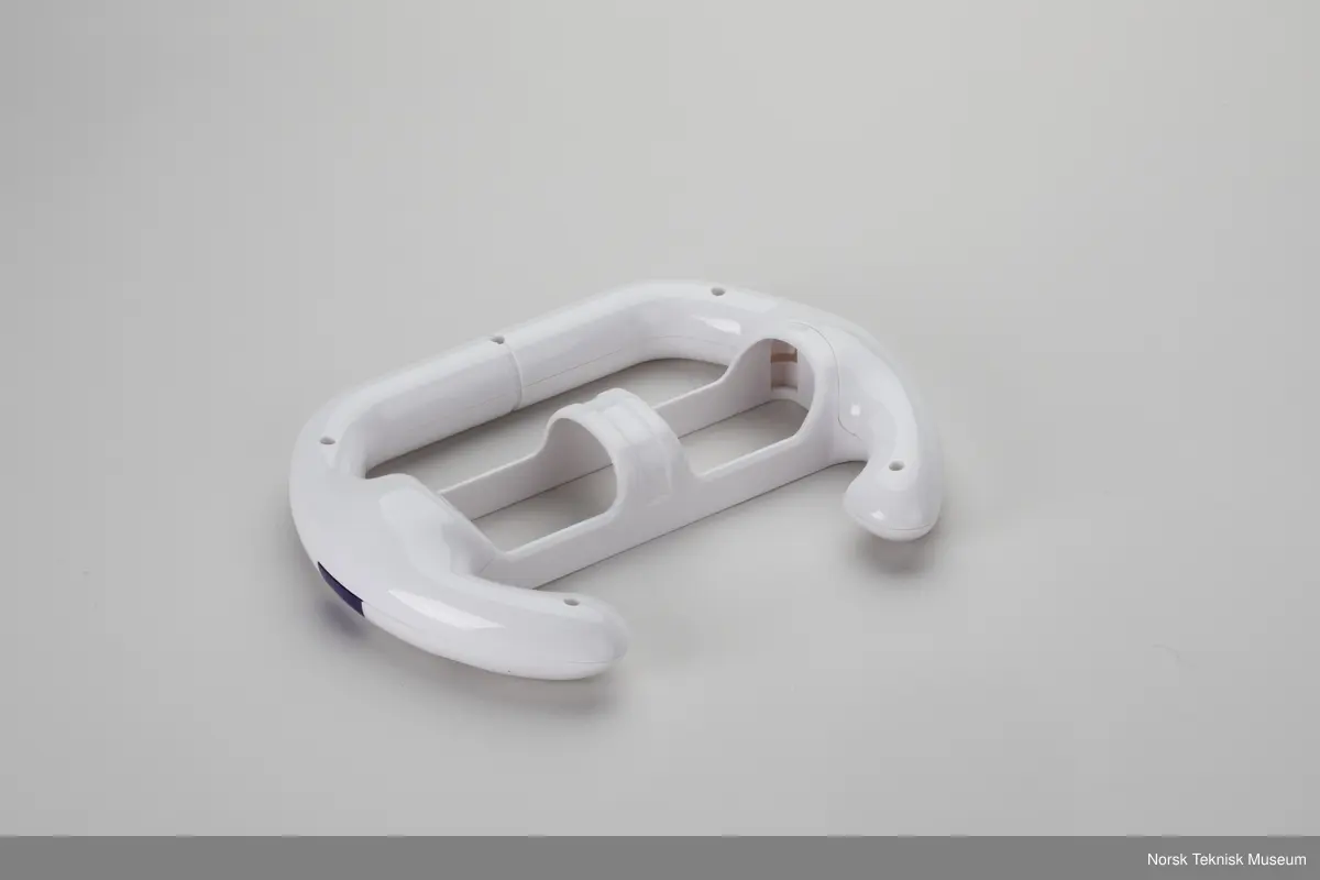 Holder for Wii remote fra Dreamgear, som kan kobles til følgende utvidelser:
2 billiardkøer
2 hocke/golfykøller
Baseball bat

Samt:
Holder for Wii Remote, Ratt
Holder for Wii Remote, Pistol
Grafikkadapter