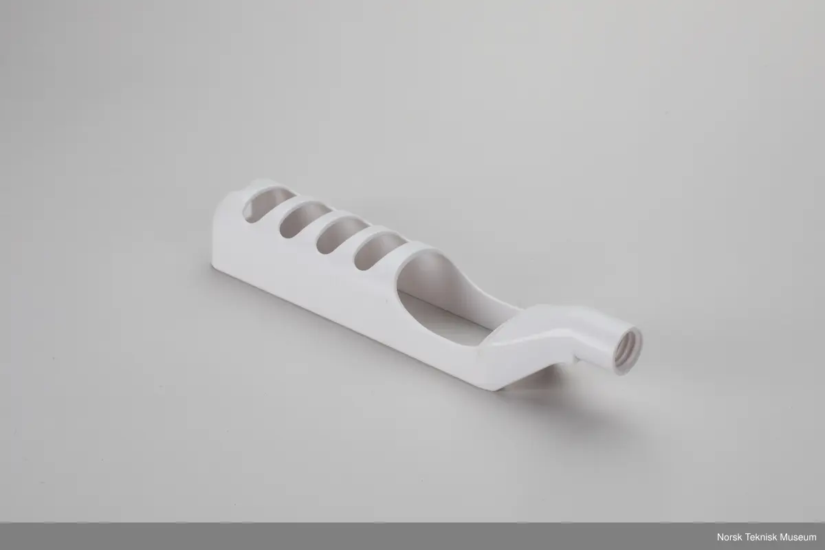 Holder for Wii remote fra Dreamgear, som kan kobles til følgende utvidelser:
2 billiardkøer
2 hocke/golfykøller
Baseball bat

Samt:
Holder for Wii Remote, Ratt
Holder for Wii Remote, Pistol
Grafikkadapter