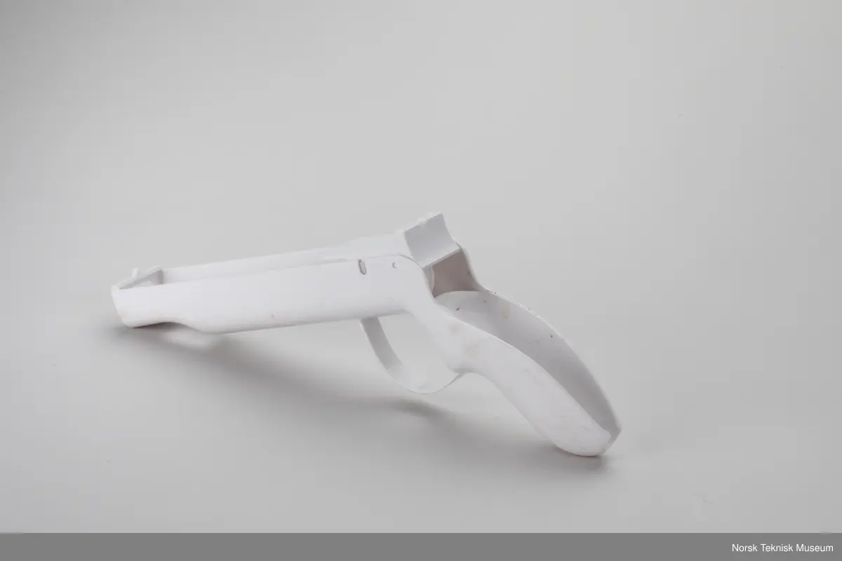 Holder for Wii remote fra Dreamgear, som kan kobles til følgende utvidelser:
2 billiardkøer
2 hocke/golfykøller
Baseball bat

Samt:
Holder for Wii Remote, Ratt
Holder for Wii Remote, Pistol
Grafikkadapter