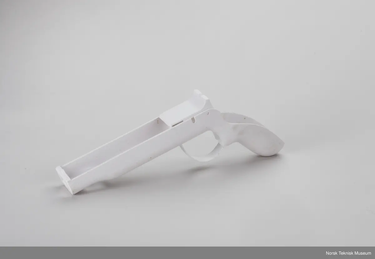 Holder for Wii remote fra Dreamgear, som kan kobles til følgende utvidelser:
2 billiardkøer
2 hocke/golfykøller
Baseball bat

Samt:
Holder for Wii Remote, Ratt
Holder for Wii Remote, Pistol
Grafikkadapter