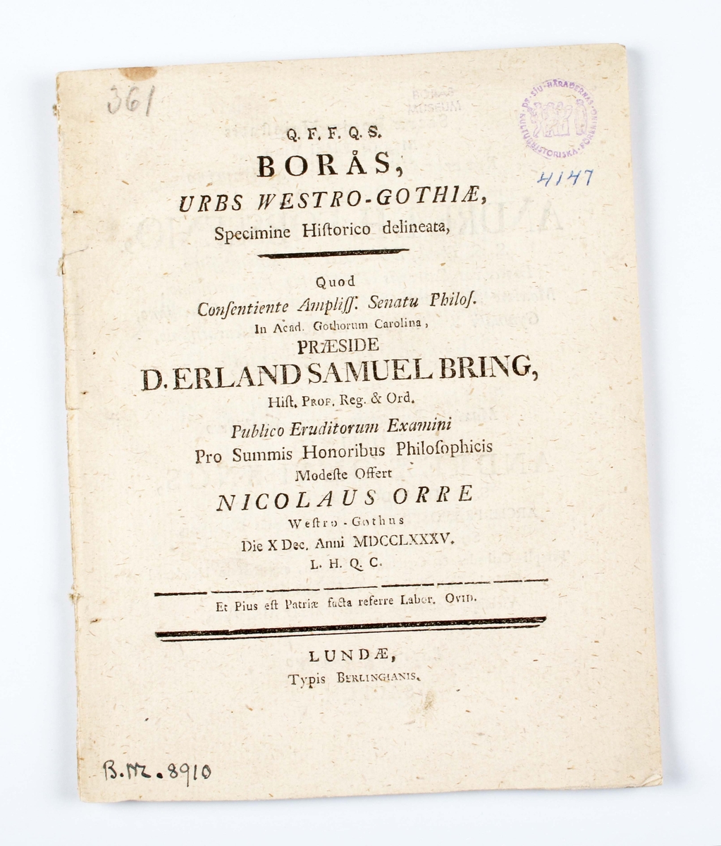 Trådbundet häfte/bok. 32 sidor tryckta i latin (vissa sidor på svenska). Framsidan med texten: "BORÅS, URBS WESTRO-GOTHIAE". Disputation, skriven av professor Erland Samuel Bring i Lund, år 1785 och tryckt av Berling. I gott skick.

Se även BM 9653

"Staden Borås, grundlagd af konung Gustaf II Adolf, kan ej berömma sig af en historisk
forntid, rik på intressen i samma grad som en del andra västgötabygdens städer, men
genom en från början ådagalagd och äfven titöfver landets gränser bemärkt idoghet och
handelsskicklighet, samt gynnad af en central belägenhet inom en landsdel, hvar est
handa-slöjd och handelsbegåfning sedan urminnes tider varit hemmastadda, kar staden i
närvarande tid intagit en bemärkt plats såsom ett af landets viktigare industricentra.

Källorna för stadens historia flöda ej synnerligen rikligt, men mer eller mindre noggranna
uppgifter förekomma i arbeten, som beskrifvit fäderneslandet i dess helhet, eller åtminstone
provinsen Västergötland vid olika tider; dock saknas ännu en såvidt möjligt trogen skildring
af en mer än 250-årig utveckling i merkantilt och industriellt hänseende, hvarvid
fram-gångarne böra i första hand tillskrifvas befolkningens nedärfda arbetsamhet, sparsamhet
och affärsduglighet. Meningen är att, i den mån behöfiigt material på detta föga bearbetade
fält kunnat uppsamlas, söka uppdraga konturerna till denna utveckling alltifrån den urgamla
gårdfarihandeln inom Älfsborgs läns »Sju Häraders» område och till våra dagars i
Borås-trakten (inneslutande Marks härad) hemmahörande textilindustri, hvarest med tillgodogörande
af alla nutidens uppfinningar på vattenkraftens, ångans och elektricitetens områden,
million-omsättningen pr år på flera ställen icke är ovanlig.

De Boråshistorien speciellt berörande tryckta källorna äro, som sagdt, tämligen fåtaliga.
Stadsinvånarnes handelsskicklighet prisas visserligen redan 1646 i en tryckt » Oration» på latin,
hållen i Abo af västgöten Jacob Chronander om t Den berömliga Westgötatraktens rätta
Beskrifning etc.i> och några rader af samma slag bestås folket i den första fullständiga
»Sveriges geografi», som utgafs 1650 af den lärde Åboprofessorn Michael Wexionius
(adlad Gyldenstolpe), men sin egen skildrare fann Borås först i ett stadens barn,
rådmans-sonen, nläraren för de Kongl. p a ger na» Nils Hufvedsson Dal, som 1719 tdgaf från
trycket (boken dock författad 1711) ett för sin tid godt arbete med den efter tidens sed
både på latin och svenska affattade ståtliga titeln »Boerosia, Urbs, per Regna
Septem-tnonis, Mercatura nobilis, Then vti the Nordiska Riken för sin Köp-handel
välbekatita Boeråås Stad. Linné uppehåller sig i sin berömda Westgöta-Resa,
»förrättad på Riksens Höglofl. Ständers Befallning» år 1746, utförligt vid beskrifningen af
Borås och dess industriella inrättningar samt ortens naturliga beskaffenhet. Aled
hufvud-sakligt stöd af Dals skrift utgaf och försvarade Nicolaus Orre (västgöte), under presiditim
af professoren i historia E. S. Bring, vid Lunds Universitet 1785 en latinsk disputation,
benämnd »Borås, Urbs Westro-Gothice», hvaruti meddelades åtskilliga data af intresse
för befolkningsstatistiken". (Runeberg.org/ Sveriges handel och industri i ord och bild/Borås)