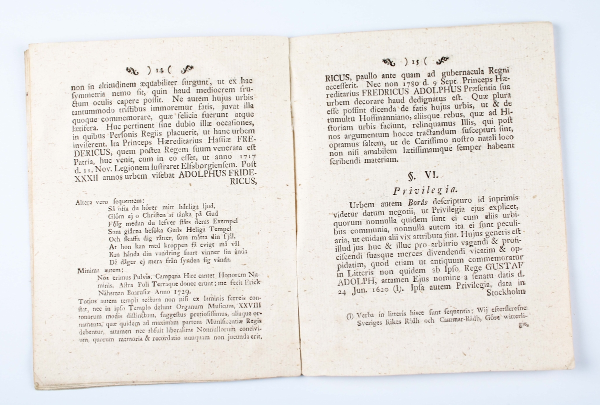 Trådbundet häfte/bok. 32 sidor tryckta i latin (vissa sidor på svenska). Framsidan med texten: "BORÅS, URBS WESTRO-GOTHIAE". Disputation, skriven av professor Erland Samuel Bring i Lund, år 1785 och tryckt av Berling. I gott skick.

Se även BM 9653

"Staden Borås, grundlagd af konung Gustaf II Adolf, kan ej berömma sig af en historisk
forntid, rik på intressen i samma grad som en del andra västgötabygdens städer, men
genom en från början ådagalagd och äfven titöfver landets gränser bemärkt idoghet och
handelsskicklighet, samt gynnad af en central belägenhet inom en landsdel, hvar est
handa-slöjd och handelsbegåfning sedan urminnes tider varit hemmastadda, kar staden i
närvarande tid intagit en bemärkt plats såsom ett af landets viktigare industricentra.

Källorna för stadens historia flöda ej synnerligen rikligt, men mer eller mindre noggranna
uppgifter förekomma i arbeten, som beskrifvit fäderneslandet i dess helhet, eller åtminstone
provinsen Västergötland vid olika tider; dock saknas ännu en såvidt möjligt trogen skildring
af en mer än 250-årig utveckling i merkantilt och industriellt hänseende, hvarvid
fram-gångarne böra i första hand tillskrifvas befolkningens nedärfda arbetsamhet, sparsamhet
och affärsduglighet. Meningen är att, i den mån behöfiigt material på detta föga bearbetade
fält kunnat uppsamlas, söka uppdraga konturerna till denna utveckling alltifrån den urgamla
gårdfarihandeln inom Älfsborgs läns »Sju Häraders» område och till våra dagars i
Borås-trakten (inneslutande Marks härad) hemmahörande textilindustri, hvarest med tillgodogörande
af alla nutidens uppfinningar på vattenkraftens, ångans och elektricitetens områden,
million-omsättningen pr år på flera ställen icke är ovanlig.

De Boråshistorien speciellt berörande tryckta källorna äro, som sagdt, tämligen fåtaliga.
Stadsinvånarnes handelsskicklighet prisas visserligen redan 1646 i en tryckt » Oration» på latin,
hållen i Abo af västgöten Jacob Chronander om t Den berömliga Westgötatraktens rätta
Beskrifning etc.i> och några rader af samma slag bestås folket i den första fullständiga
»Sveriges geografi», som utgafs 1650 af den lärde Åboprofessorn Michael Wexionius
(adlad Gyldenstolpe), men sin egen skildrare fann Borås först i ett stadens barn,
rådmans-sonen, nläraren för de Kongl. p a ger na» Nils Hufvedsson Dal, som 1719 tdgaf från
trycket (boken dock författad 1711) ett för sin tid godt arbete med den efter tidens sed
både på latin och svenska affattade ståtliga titeln »Boerosia, Urbs, per Regna
Septem-tnonis, Mercatura nobilis, Then vti the Nordiska Riken för sin Köp-handel
välbekatita Boeråås Stad. Linné uppehåller sig i sin berömda Westgöta-Resa,
»förrättad på Riksens Höglofl. Ständers Befallning» år 1746, utförligt vid beskrifningen af
Borås och dess industriella inrättningar samt ortens naturliga beskaffenhet. Aled
hufvud-sakligt stöd af Dals skrift utgaf och försvarade Nicolaus Orre (västgöte), under presiditim
af professoren i historia E. S. Bring, vid Lunds Universitet 1785 en latinsk disputation,
benämnd »Borås, Urbs Westro-Gothice», hvaruti meddelades åtskilliga data af intresse
för befolkningsstatistiken". (Runeberg.org/ Sveriges handel och industri i ord och bild/Borås)