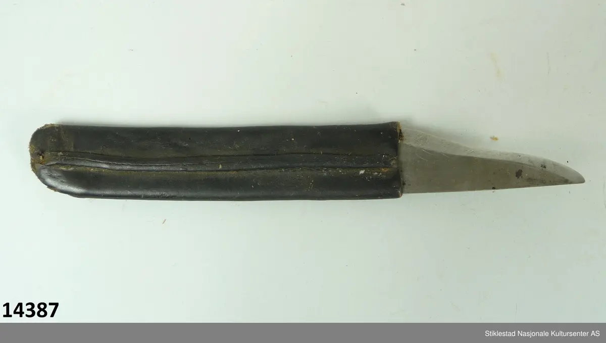 Krum skomakerkniv med skinnskaft