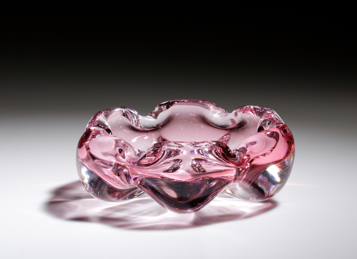 Hyttarbetad, grov räffling, rosa underfång.