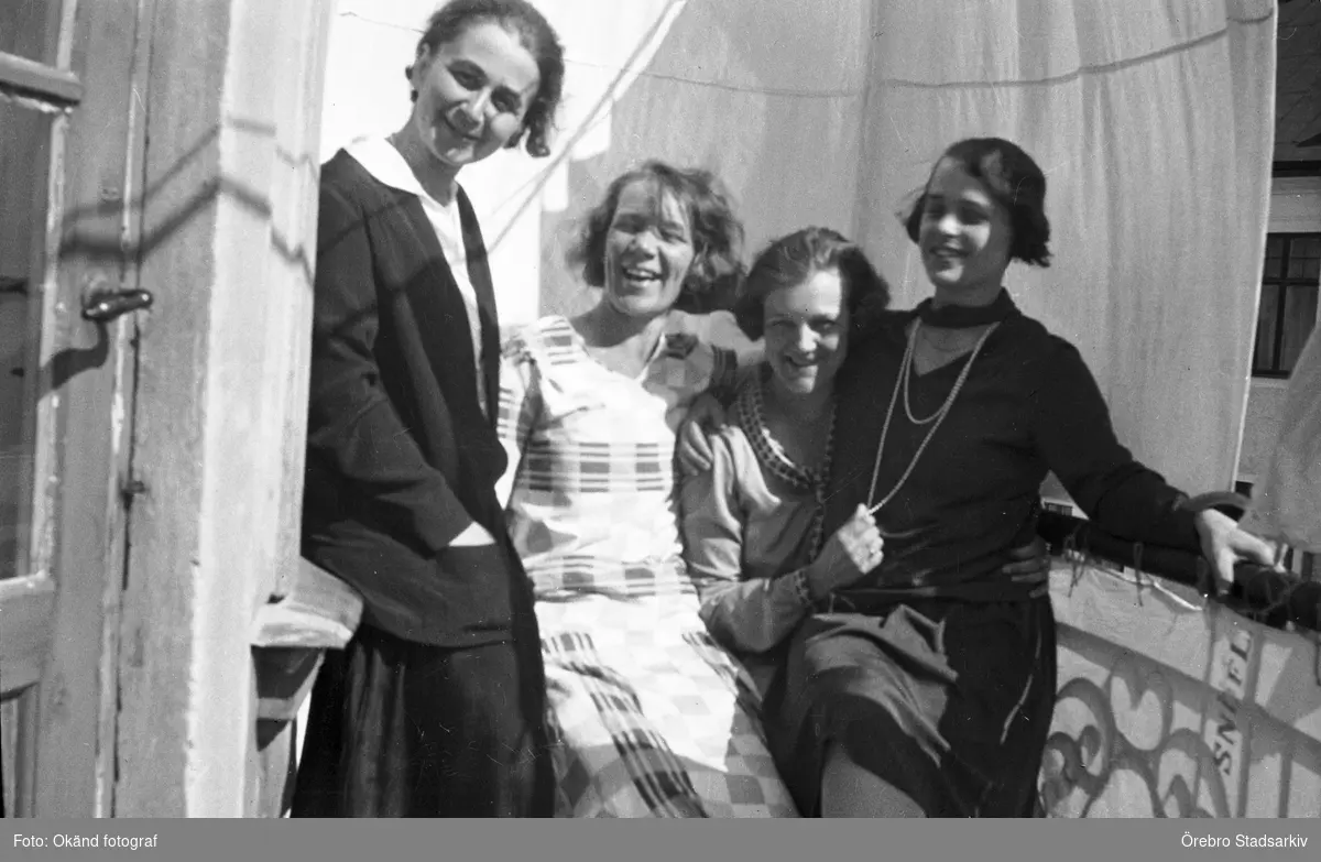 Grupp kvinnor

Person två från vänster: Astrid Widestrand född 1899 i Viby