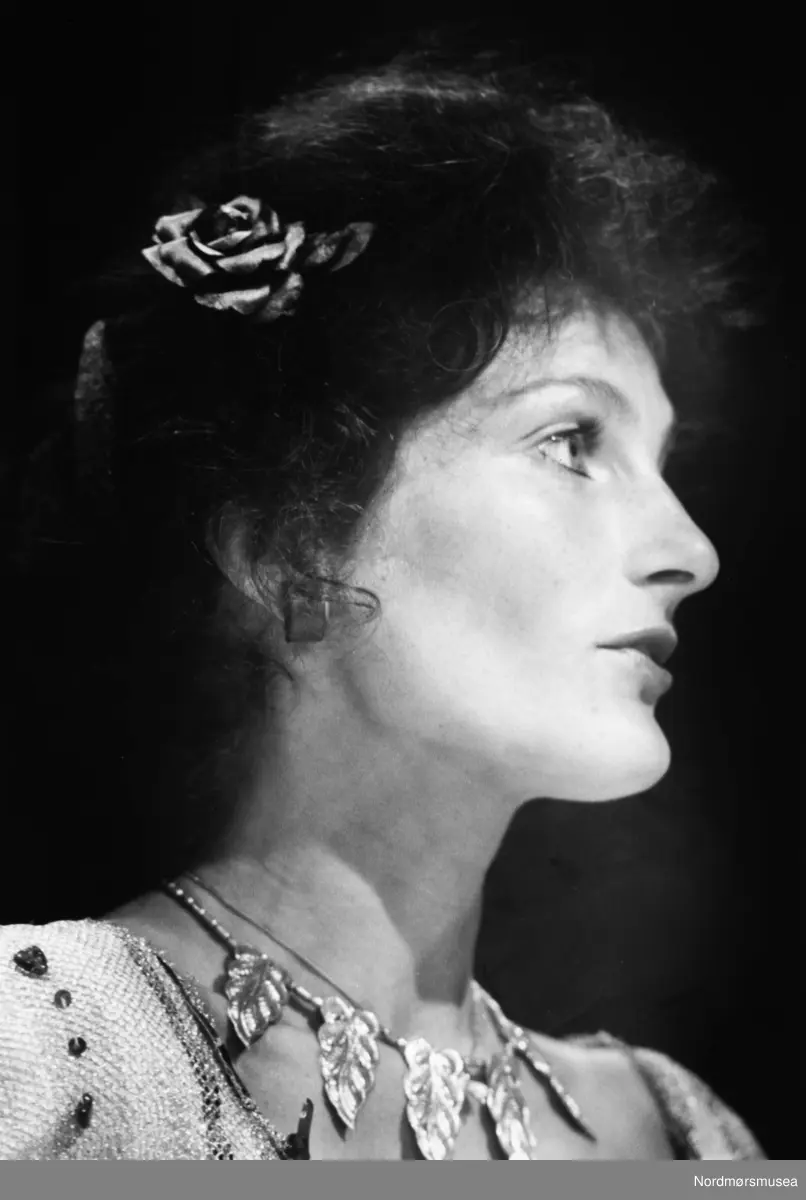 Liv Astrid Høgvold: Lektor cand. philol. UiB,    Cantica voice studio, London.    -- 31.januar 1983 var det norgespremiere i Kristiansund på Offenbachs operette Pariserliv. 6 forestillinger. Blant de lokale solistene husker vi ubetalelige Liv Astrid Høgvold, Katherine Hedley og Hans Jørgen Sevaldsen. Tredje akt ble gjentatt fire ganger som andre avdeling på Petrokabareten i Festiviteten 30.-31.8. og 1.-2.9., under Midtnorsk Petroleumskonferanse,Bildet er fra avisa Tidens Krav sitt arkiv i tidsrommet 1970-1994. Nå i Nordmøre museums fotosamling.