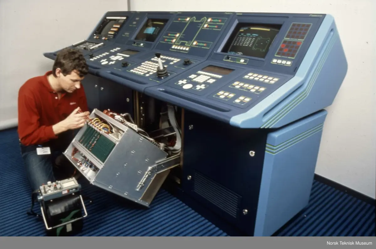 Moduler Dynamic Positioning Console. Produsert av Kongsberg / Simrad Albatross AS, designet av John R. Houghton. Tildelt Merket for God Design i 1992.