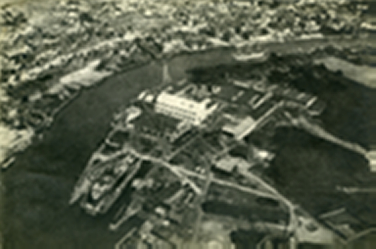 Nordre Kråkerøy (nærmest). Bjølstad. Fredrikstad mekaniske verksted (FMV). I bakgrunnen: Vestsiden. Fredrikstad sentrum. Trosvikstranda- Del av Holmen. Evja. Glomma. Vesterelva.