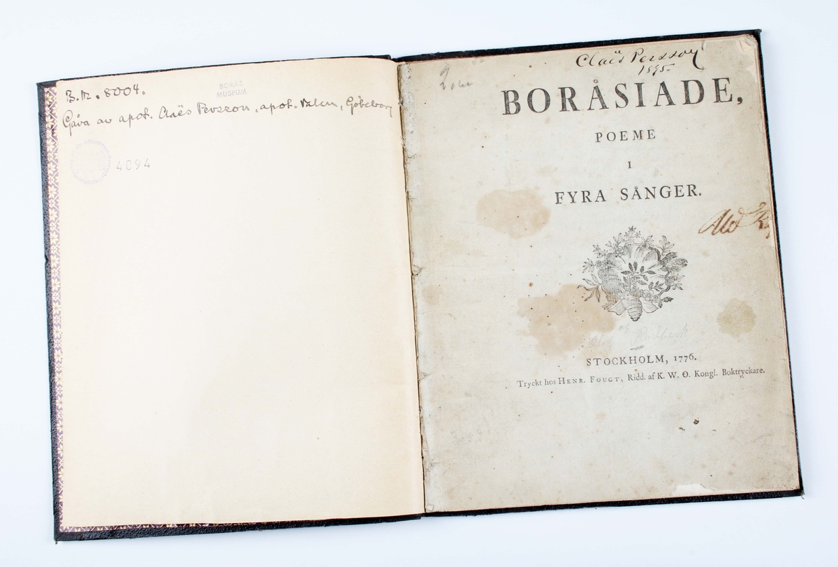 Trådbunden bok med nyare pärmar av svart kartong. Insidan med originalomslag i gråblått papper. Framsidan med tryckt text: "BORÅSIADE, POEME I FYRA SÅNGER". Under handskrift: "af Olof Rudbeck". Längst ned: "STOCKHOLM, 1776. Tryckt hos Henr. Fougt, Ridd. af K. W. O. Kongl. Boktryckare".