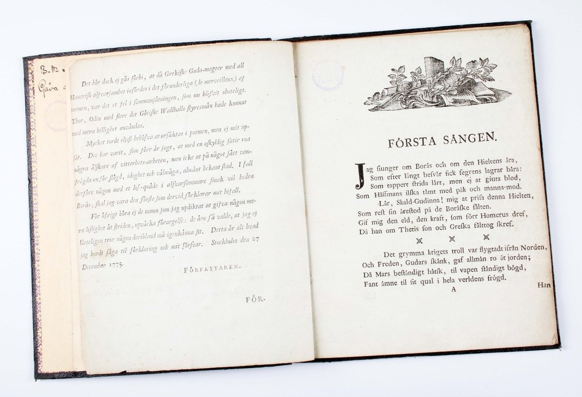 Trådbunden bok med nyare pärmar av svart kartong. Insidan med originalomslag i gråblått papper. Framsidan med tryckt text: "BORÅSIADE, POEME I FYRA SÅNGER". Under handskrift: "af Olof Rudbeck". Längst ned: "STOCKHOLM, 1776. Tryckt hos Henr. Fougt, Ridd. af K. W. O. Kongl. Boktryckare".