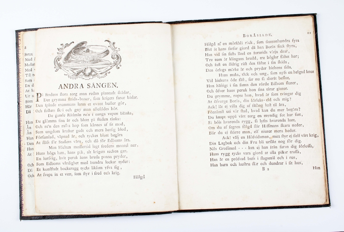 Trådbunden bok med nyare pärmar av svart kartong. Insidan med originalomslag i gråblått papper. Framsidan med tryckt text: "BORÅSIADE, POEME I FYRA SÅNGER". Under handskrift: "af Olof Rudbeck". Längst ned: "STOCKHOLM, 1776. Tryckt hos Henr. Fougt, Ridd. af K. W. O. Kongl. Boktryckare".