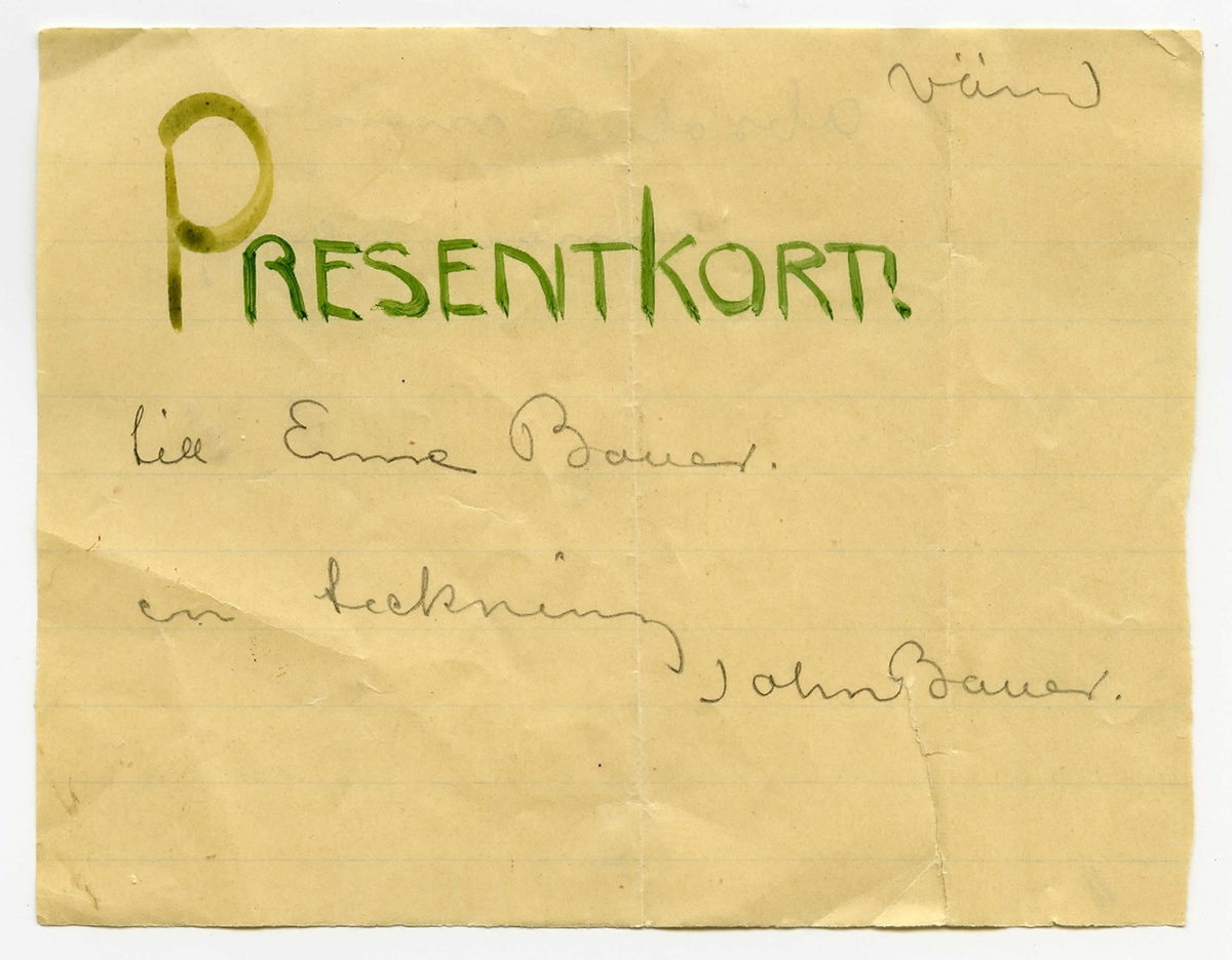 Brev odaterat från John Bauer till Ernst Bauer, bestående av två sidor skrivna på fram- och baksidan av ett vikt pappersark. Huvudsaklig skrift handskriven med blyerts samt akvarell.  
.
BREVAVSKRIFT:
.
[Sida 1]
vänd
PRESENTKORT!
till Enne Bauer.
en teckning
John Bauer.
.
[Sida 2]
absolut mera en annan gång