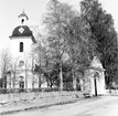 Högsjö kyrka 1960-tal. Kyrkan invigdes 1789. Byggmästaren var Simon Geting från Sundsvall efter ritningar av Per Hagmansson bosatt i Sundsvall. Bildhuggaren till en del inredning är Pehr Westman från Hemsön. Predikstolen och altaruppsättningen i den nyklassicistiska stilen är Olof Hofréns arbete. Orgel tillverkades av J.G. Ek från Härnösand. Olof Hofrén fick i uppdrag att måla, ornera och förgylla orgelfasaden. Altartavlan föreställande korset på Golgatan är en målning av Sven Linnborg från början av 1900-talet.