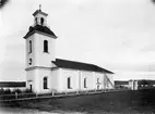 Helgums kyrka. Byggmästare Pål Persson i Stugun.Vitputsad stenkyrka, men var från början rödmålad. 1854 byggdes tornet och kyrkan förlängdes med en fönsteraxel