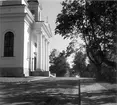 Härnösands domkyrka. Arkitekt Johan Adolf Hawerman. Nyklassistisk stil. Vitputsad stenkyrka med ett mittorn, två mindre torn och västfasad med pelarrad.En del inventarier från den äldre kyrkan bland annat altartavlan från 1700-talet.Treskeppigt kyrkorum. Orgel från 1731 av Johan Caliman med barockfasad av Magnus Granlund från Hudiksvall