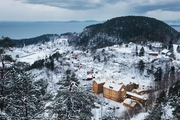 Vi ser Berger museum fra lufta. Snøkledd
