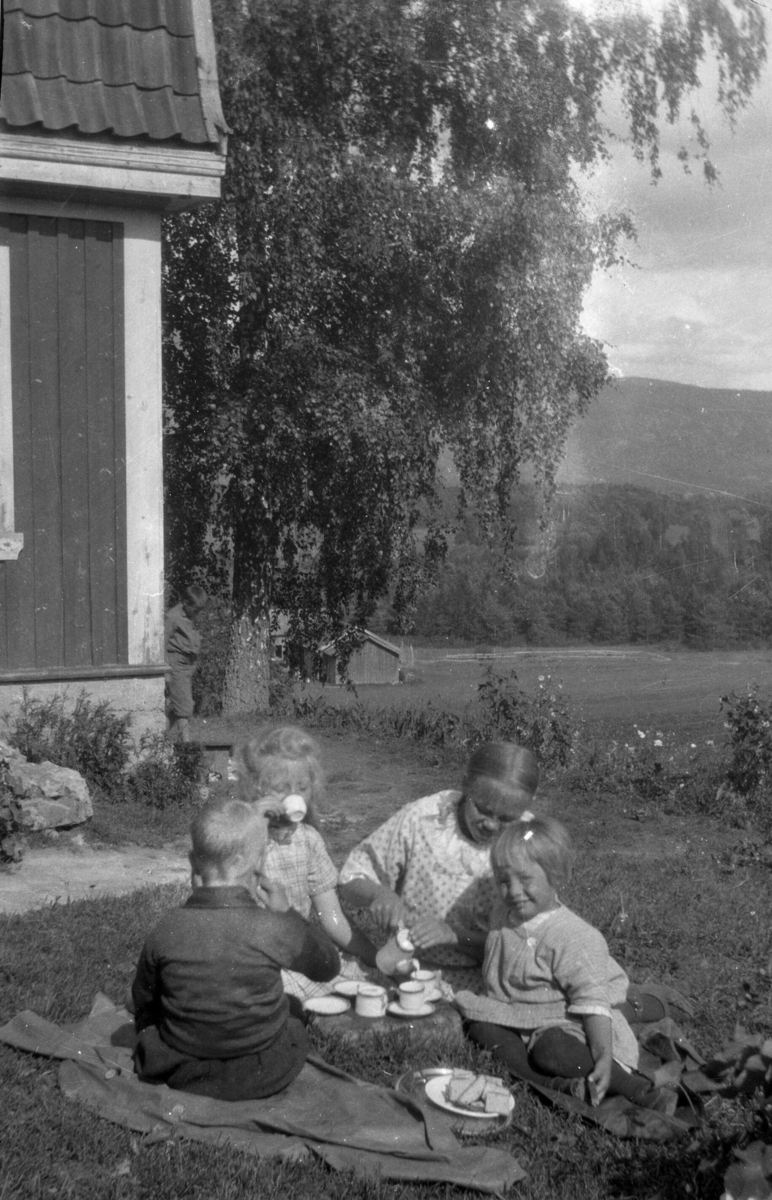 Barn på Haugen, Flatin i Bø.  Den eine er Bergit Haugen f. 1920.