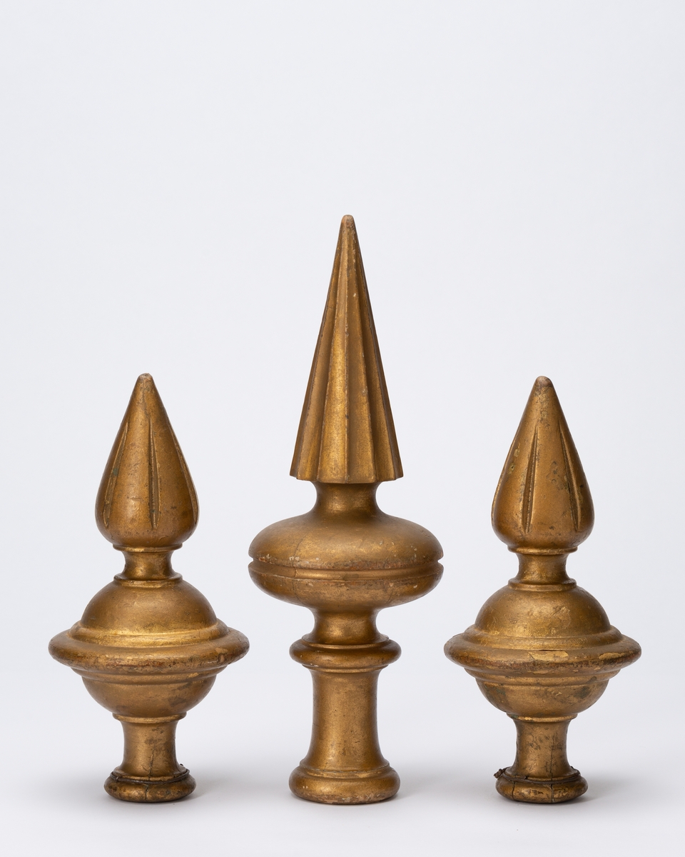 Forside: tekst, eikeløvkrans "turnlogoen" (de 4 F`er). 
Bakside: Mann (gutt) med spyd, laurbærkrans med norsk bånd, samt vektstand og kule.