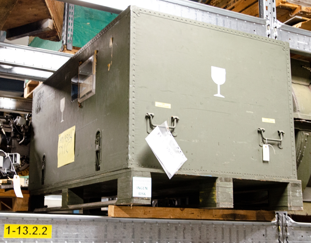 Flygmotor TM 1C. för Hkp 2. Motorn förvaras i transportlåda.