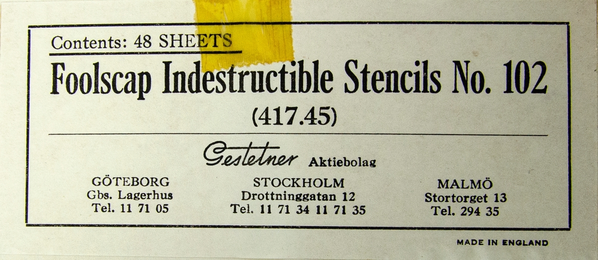 Kopieringsapparat Roto, modell äldre. I svartfärgad metall. Kopieringsapparaten har en tillverkningsskylt med texten: "ROTO-UND DEBEGO-WERKE A;G. Fabriken für Büromaschinen Königslutter (Braunschweig)". Apparaten är nedmonterad i tre delar. Till detta hör även en emballerad origingalförpackning med kopieringspapper av typen "Foolscap Indestructible Stencils No. 102 (417.45)" innehållandes 48 ark. Allting är förvarat i en trälåda märkt med "1572".