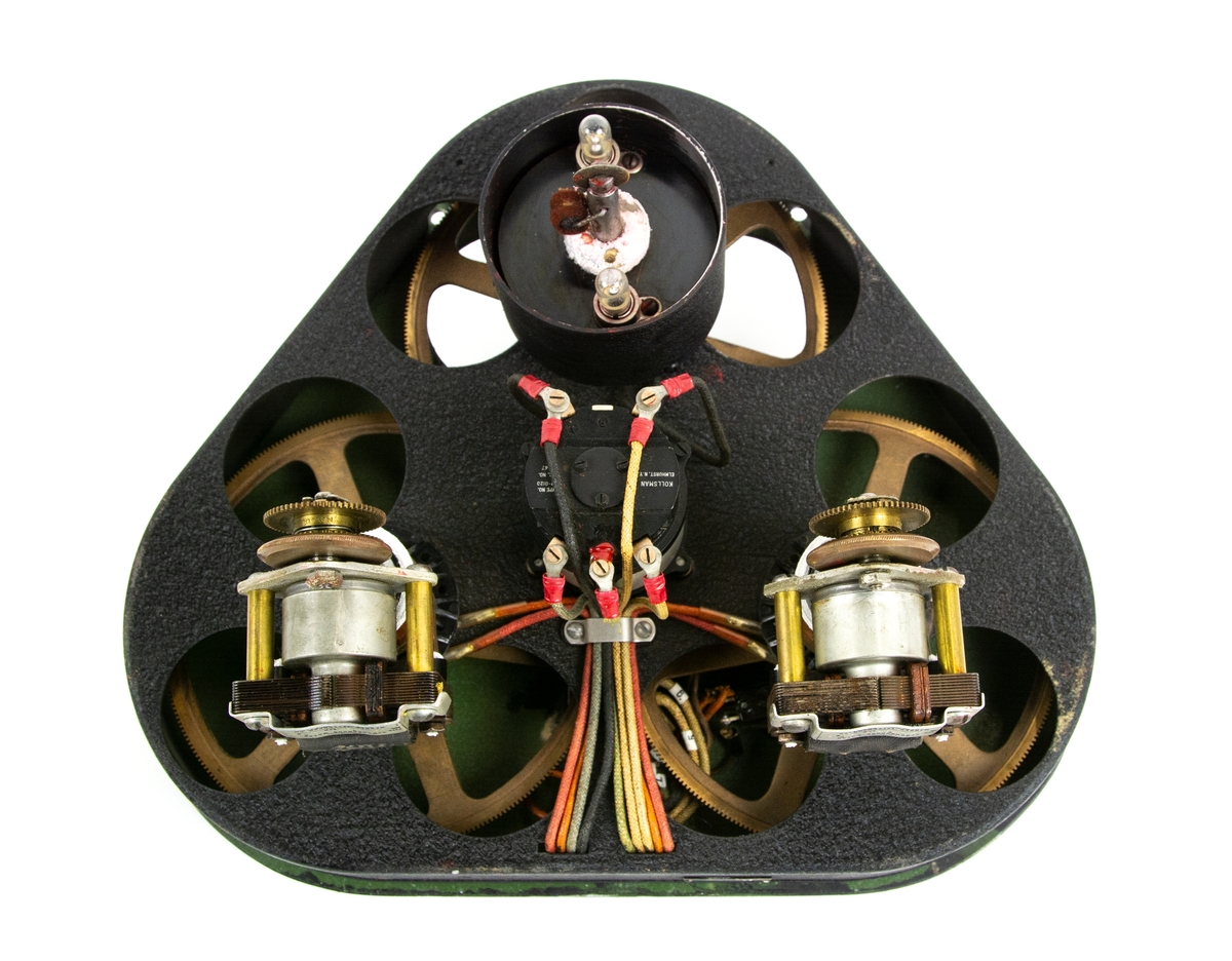 Krabba till Linktrainer. Tillverkad i svart metall med mekaniska delar och mikrofon, förvaras i grön fyrkantig trälåda. Krabban är märkt C8