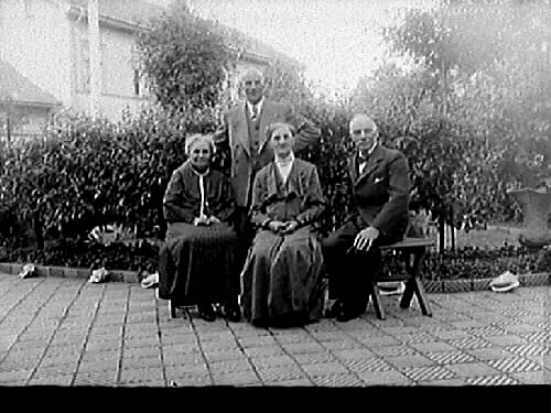 Fotograf Mathilda Ranchs i sin trädgård i kv Bagaren med några av sina syskon. Från vänster: fotograf Mathilda Ranch, stenhuggeriägare Erik Ranch, handelsidkerskan Maria Bäckström samt köpman Wilhelm Ranch.