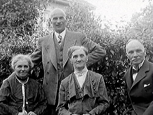 Fotograf Mathilda Ranchs i sin trädgård i kv Bagaren med några av sina syskon. Från vänster: fotograf Mathilda Ranch, stenhuggeriägare Erik Ranch, handelsidkerskan Maria Bäckström samt köpman Wilhelm Ranch.