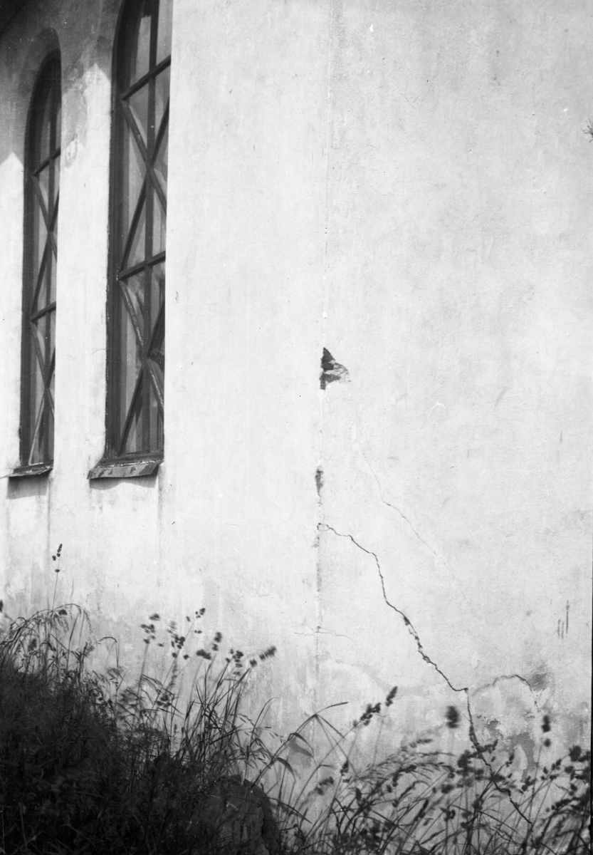 Fem bilde frå ei kyrkje.  