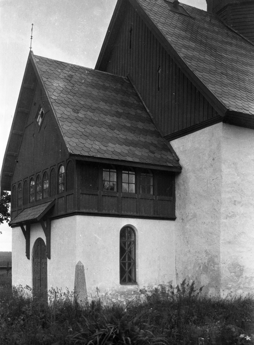 Fem bilde frå ei kyrkje.  