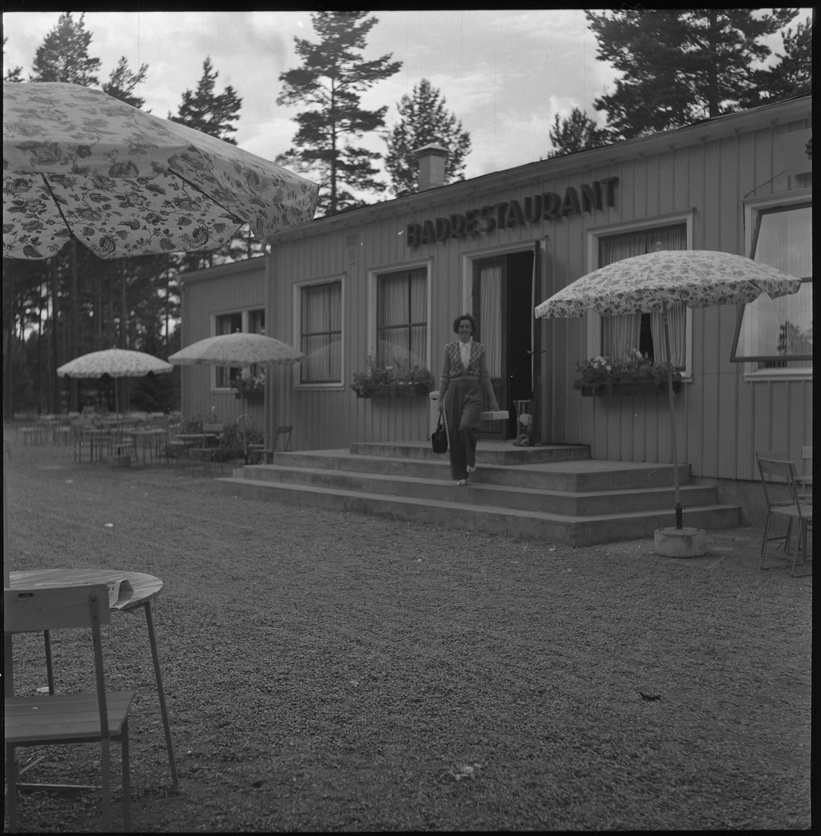 Kerstin Åsén på trappan till en badrestaurang, okänt var. Troligen i Jönköpingsområdet, 2 aug 1950.