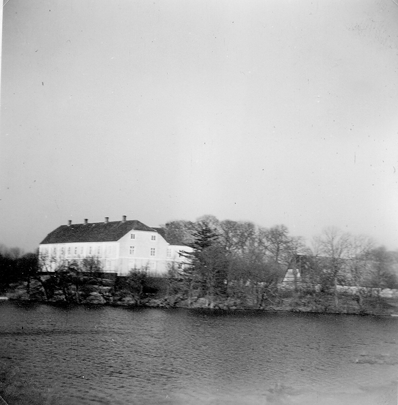 Vallens säteri, eller Wallens slott, strax utanför Våxtorp, dvs i den tidigare gränstrakten mellan Sverige och Danmark. Huvudbyggnaden sedd från sydväst över Storsjön, med den gamla ekonomibyggnadens branta sadeltak skymtande till höger. Bottenvåningen och flyglarna i manbyggnaden har kvar rester från en medeltida borg; en befäst sätesgård uppförd av den danske riddaren Peder Laxmand på 1300-talet. Trakten härjades ofta och godset har brunnit många gånger genom historien. Under 1500-talets första decennier befästes Wallen med murar, vallar och gravar av den dåvarande ägaren, det dansk-norska riksrådet Henrik Krummedige. Efter att Halland blivit svenskt invaderades Wallen under "Skånska kriget" 1676-1679 i elva dagar av danska armén, som brände och förstörde bebyggelsen. Borgen hade fyra längor med ett torn mitt på längan med port till vindbryggan. Mitt på gården fanns en djup brunn. Mangårdsbyggnaden fick nuvarande utseende vid återuppbyggnaden år 1801, efter en brand året innan, och saknar numera den östliga längan.

Godset är kulturhistoriskt intressant även genom att stickningskunskapen, "binge", lär ha utgått härifrån genom den förste svenske ägarens fru, Birgitta van Cracauw (även von Krakau), från Nederländerna. Hon gifte sig 1647 med svenske Magnus Durell och de köpte Wallen samma år. Magnus familj hade sedan 1645 kontrakt på tillverkning av stickade strumpor till svenska armén och med Magnus tillstånd blev det Birgitta som organiserade uppdraget som en förläggarverksamhet. Tjänarna på Wallen utbildades i binge och sedan fick de hålla lektioner för allmogen, som därefter från Wallen tilldelades importerad fårull. De färdiga sockarna distribuerades till armén via Wallens säteri. I över hundra år fortsatte kvinnor i släkten att sköta verksamheten. (Se även bildnr F8727)