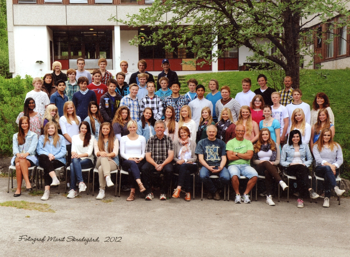 Avgangsklassane ved Gol ungdomsskule 2012.
1. rekkje frå v.: Sara Brøto, Marita Tolpinrud Magnetun, Ida Haugstad Stake, Liv Ingrid Bakke, lærar Ingrid Lybekk Kinnebergbråten, lærar Helge Fivelstad, rektor Britt Vikane, lærar Jon Henning Johannessen, lærar Roald Flæthe, Birgit Bakko, Guro Nibstad, Astrid Søndreli.
2. rekkje frå v.: Aarani Asokumar, Liv Jorunn Nergaard, Marie Haugen Knaldre, Madina Mansur, Kiki Jakobs, Sigrid Ransedokken, Ida Ulshagen Øye, Camilla Sandanbråten Hansen, Anne Munkejord, Malin Saue Johansen, Stine Lund Steinbråten, Silje Bjørnstad Martinsen, Helene Malum Skalvik, Ingrid Stake.
3. rekkje frå v.: Andreas Hefte, Arta Ismail Osman Osman, Simen Østenfor Alfsen, Vegard Strimp Corneliussen, Tom Erik Bøygard, Madestas Bagdonas, Ben Liang Li, Chris Magnetun, Ole Einar Huse Viko, Gunnhild Torsgard Magnetun, Ådne Bøhn Lilleslett, Martin Garnås Sire, lærar Kjersti Lilleslett.
4. rekkje frå v.: lærar Astrid Kvåle, Fred Morgan Scheen, Johannes Christophersen, Emil Tveten Spildrejorde, Inge Kinnberg, Morten Monland Olavsbråten, Gaute Hagen Hallingstad, Jean Tony Nymoen Roseborg, Bjørnar Hefte, Erik Hansen Bondhus, inspektør Jens Erik Holmkvist.
5. rekkje frå v.: Tommy Østro Grødum, Endre Tuft Botnen, Tobias Foss von Ahnen, Ole Anders Viljugrein Roe, Bjarne Kattenberg, Lars Kleve.