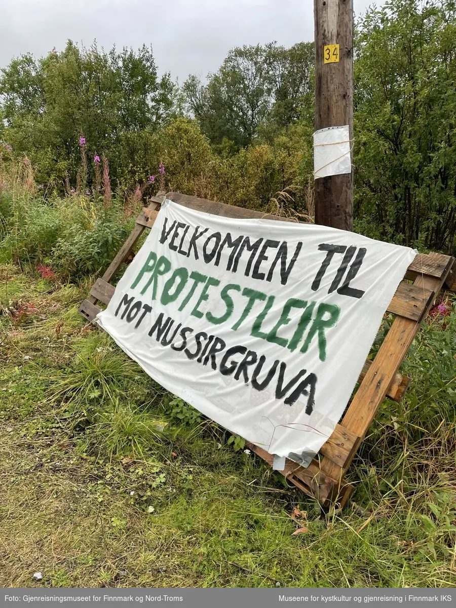 Protestleiren på Markoppneset i Finnmark i 2021. Protestbevegelsen mot dumping av gruveavfall i Repparfjorden har samlet seg og har etablert en teltleir. Bildet er del av en serie som dokumenterer leiren og omgivelsen i området.