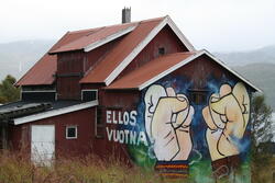 Bannere og skilt i protestleiren på Markoppneset