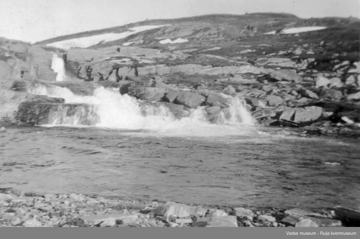 Elveleie med små fossefall i bakgrunnen. "Fosseveien" utenfor Hammerfest, antatt 1942.