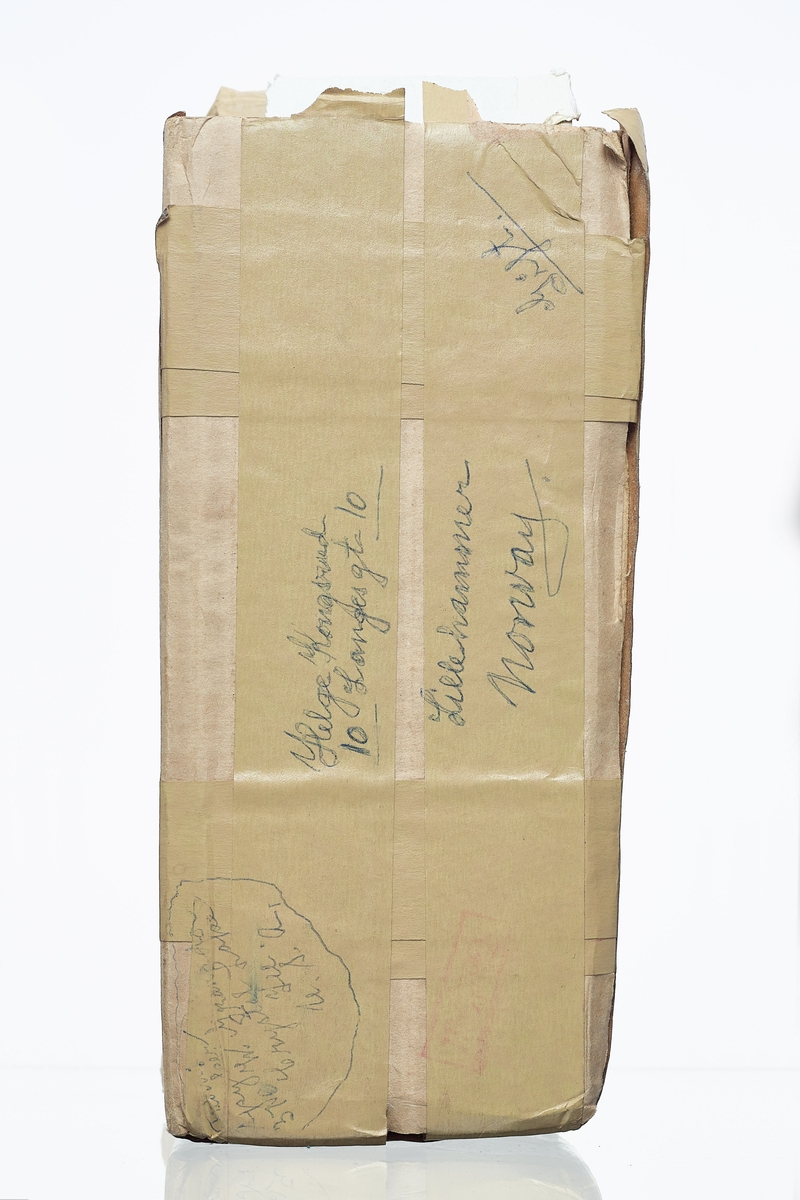 Blåst karaffel i blankt glass. Brutt puntelmerke i bunnen. Påmalt blomsterdekorasjon, med årstallet 1732 og bokstavene JT og DR. 1732 antas å være fødselsåret til eieren, da denne flasketypen kom seinere. 
