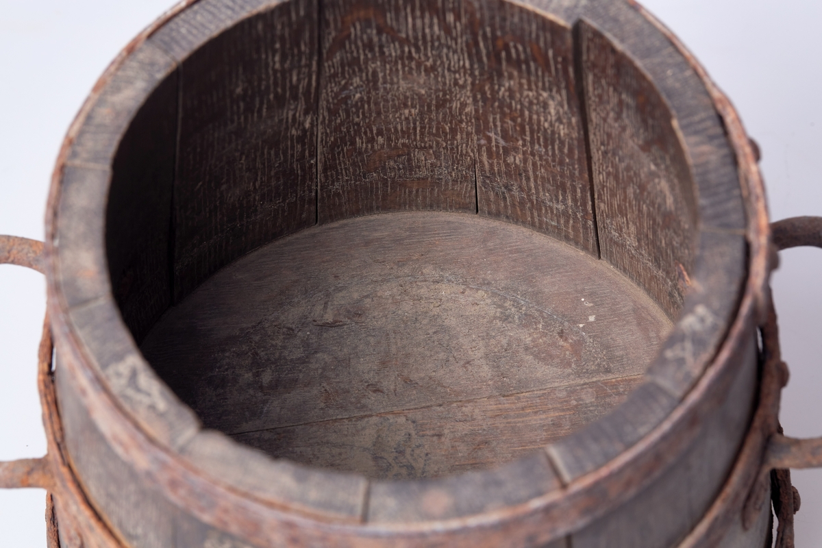 Dunken tar 5 liter, den har to håndtak, Det står E.O. på den