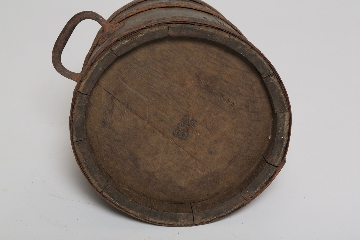 Dunken tar 5 liter, den har to håndtak, Det står E.O. på den