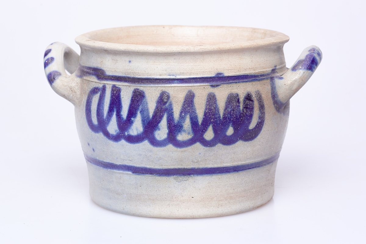 To hollanske krukker som tar henholdsvis 3 liter (a) og 4 liter (b). To håndtak øverst, de er malt grå med mønster i blått.